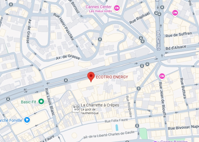 Installation de panneaux solaires : Ouvriers sur le toit. Deux ouvriers avec casques et harnais installent des panneaux solaires photovoltaïques sur un toit, au soleil couchant.